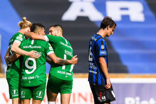 Hammarbys Paulinho jublar med Gustav Ludwigson och Vladimir
