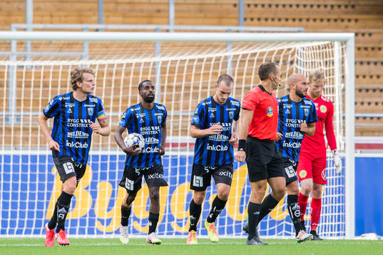 Sirius Mohammed Khalid Saeid jublar med lagkamrater