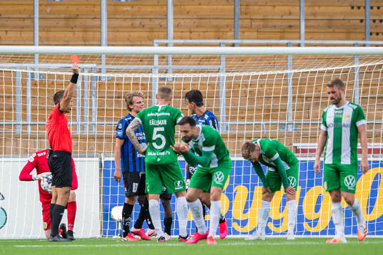 Hammarbys Dennis Widgren får rött kort av domare Kaspar