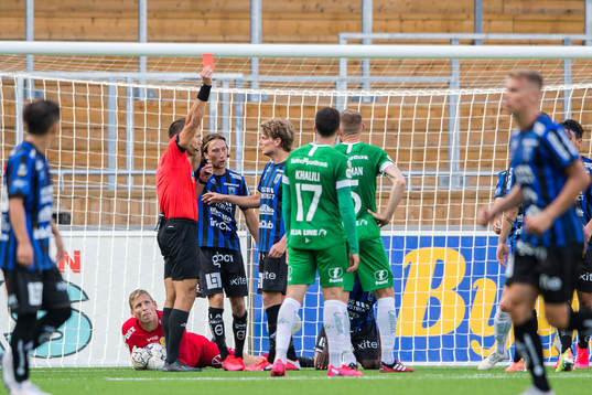 Hammarbys Dennis Widgren får rött kort av domare Kaspar