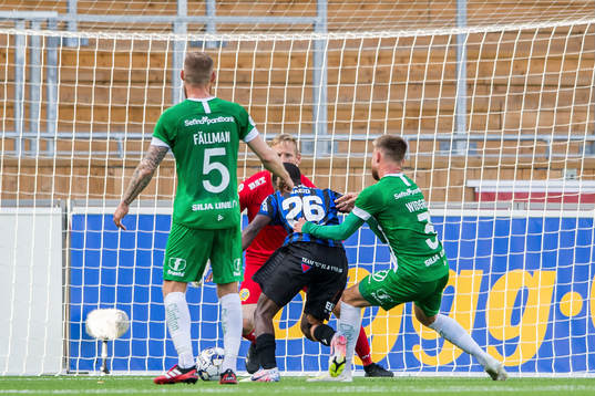 Hammarbys Dennis Widgren drar ner Sirius Mohammed Khalid