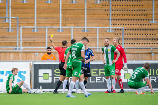 Hammarbys Tim Söderström får gult kort av domare Kaspar