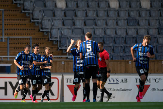 Sirius Elias Andersson jublar med lagkamrater