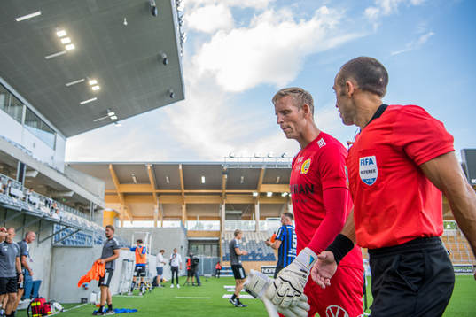 Hammarbys målvakt David Ousted i samtal med domare Kaspar