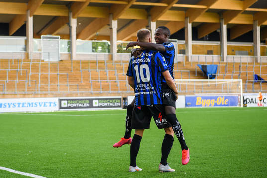 Sirius Elias Andersson och Nahom Girmai Netabay jublar