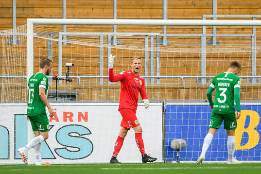 Hammarbys målvakt David Ousted reagerar