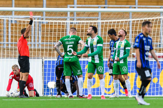 Hammarbys Dennis Widgren tilldelas en utvisning av domare
