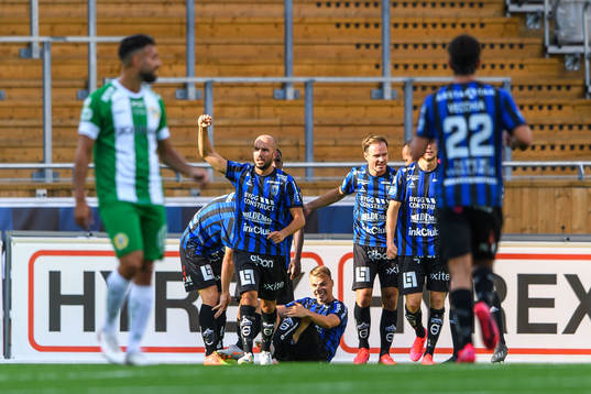 Sirius Elias Andersson jublar med lagkamrater