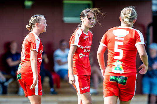 Dösjöbros Emma Törnqvist jublar med lagkamraterna