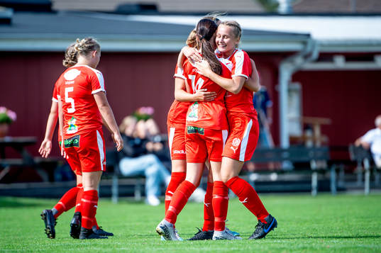 Dösjöbros Emma Törnqvist jublar med Ella Augustsson