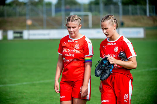 Dösjöbros Amanda Nilsson och Ella Augustsson deppar