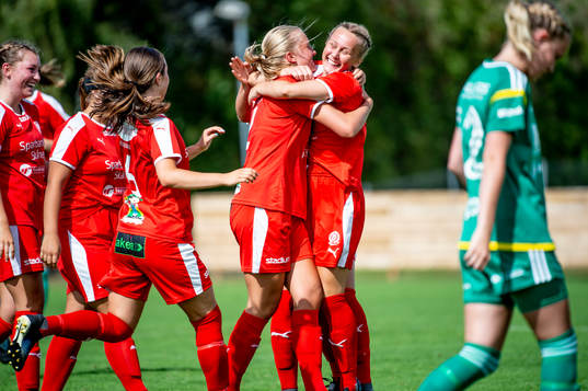 Dösjöbros Ida Gustafsson och Ella Augustsson jublar med