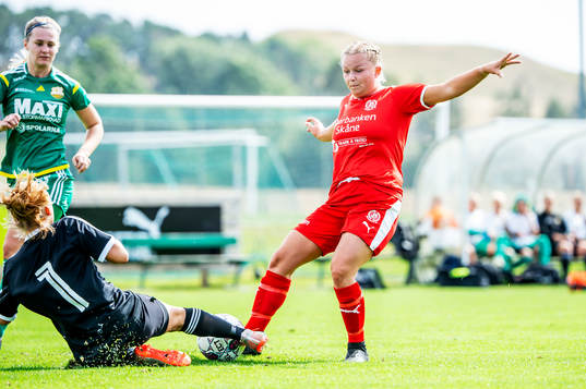Dösjöbros Izabelle Ragvald mot Åhus målvakt Ida Carlsson