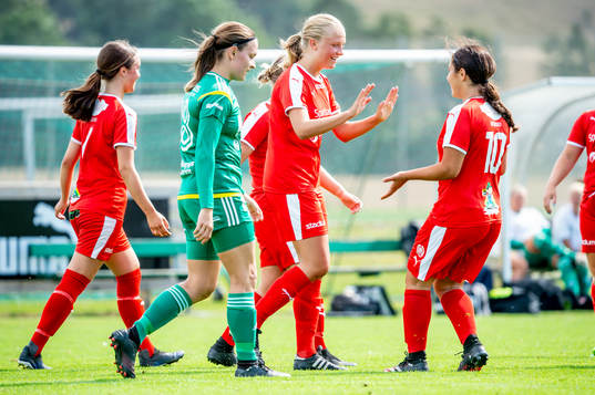 Dösjöbros Ida Gustafsson och Malak Akile jublar med