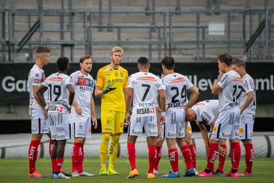 Örgrytes spelare samlas