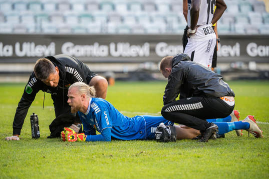 GAIS målvakt Mathias Karlsson får vård