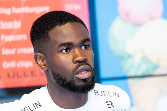 Örgrytes Abdoul Razak blir intervjuad