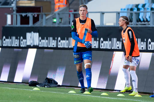 GAIS målvakt Erik Westgärds värmer upp