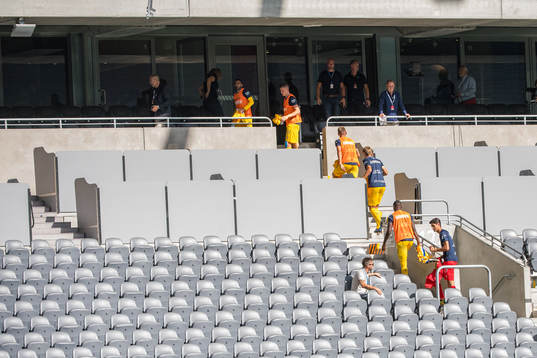 IFK Göteborgs avbytare tycker det är för varmt i solen