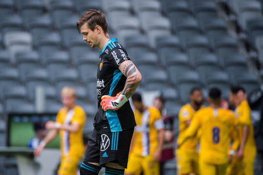 Djurgårdens målvakt Per Kristian Bråtveit deppar