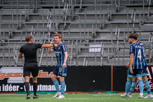 Djurgårdens Aslak Witry reagerar mot domare Kristoffer