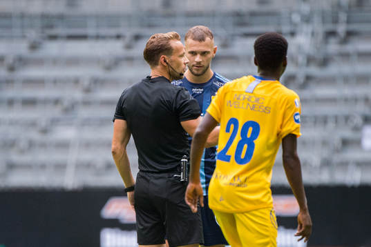 Djurgårdens Jesper Karlström i samtal med domare