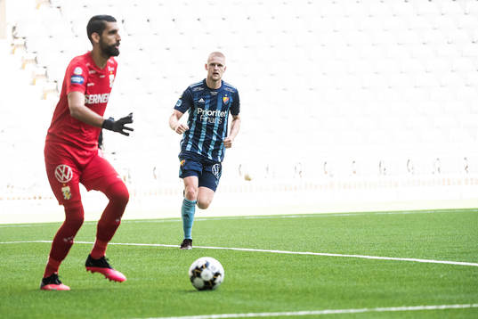 Djurgårdens Kalle Holmberg utmanar IFK Göteborgs målvakt
