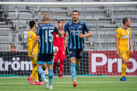 Djurgårdens Erik Berg jublar med Jonathan Augustinsson
