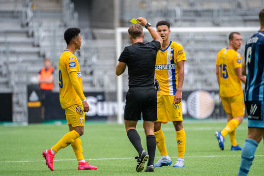 IFK Göteborgs Alexander Jallow får gult kort