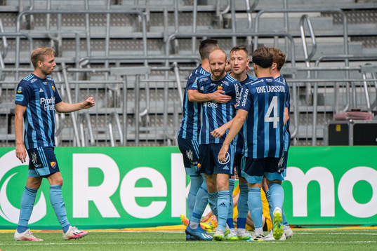 Djurgårdens Curtis Edwards jublar med lagkamrater