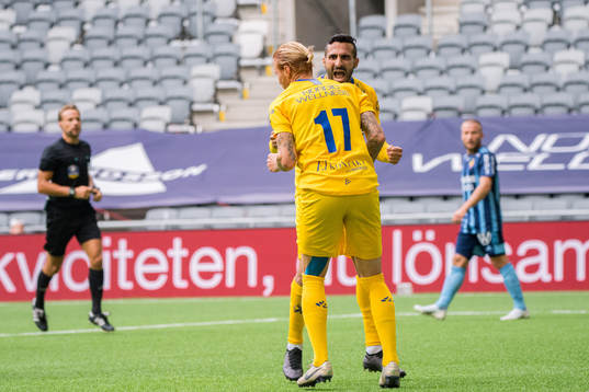 IFK Göteborgs Alexander Farnerud jublar med Sargon Abraham