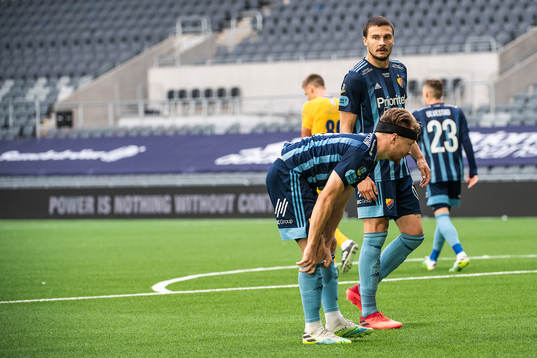 Djurgårdens Erik Berg och Jacob Une Larsson deppar