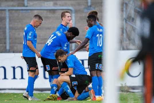 Halmstads Rasmus Wiedesheim-Paul jublar med lagkamrater