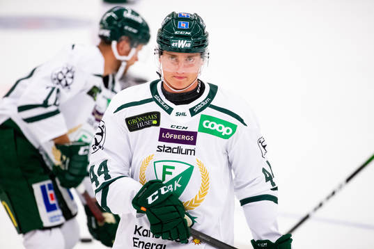 Färjestads Jacob Peterson på värmningen innan