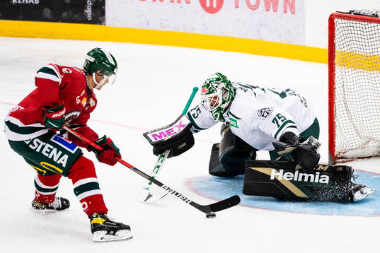 Frölundas Mattias Norlinder i friläge mot Färjestads