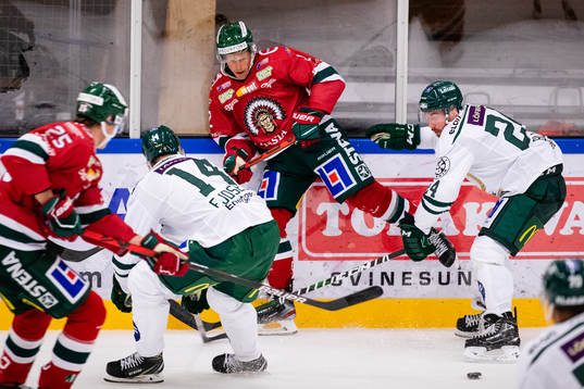 Frölundas Max Friberg och Färjestads Jonathon Blum
