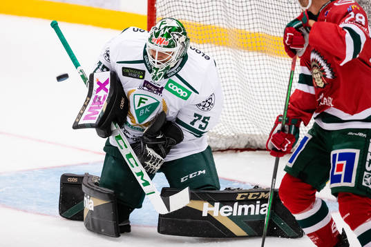 Färjestads målvakt Arvid Holm räddar ett skott