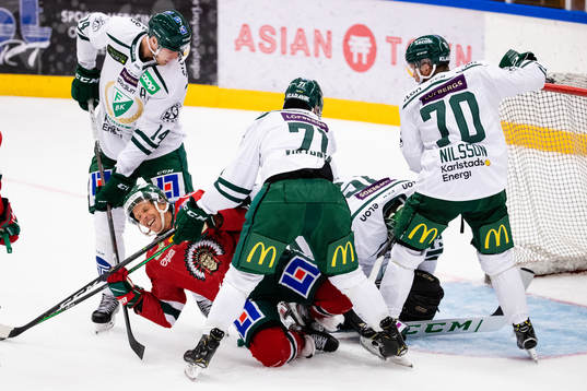 Färjestads Jesse Virtanen tacklar Frölundas Max Friberg