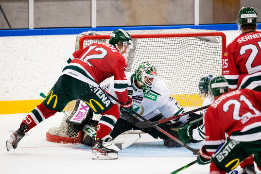 Frölundas Max Friberg mot Färjestads målvakt Arvid Holm