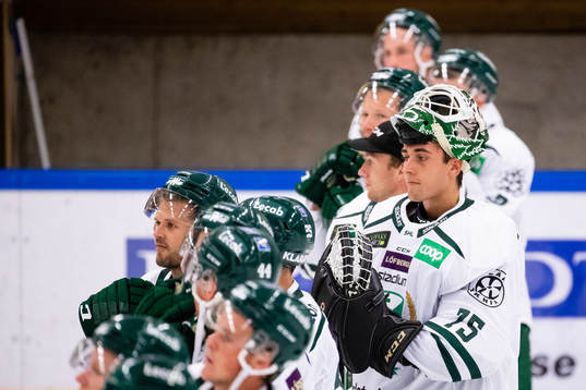 Färjestads målvakt Arvid Holm deppar