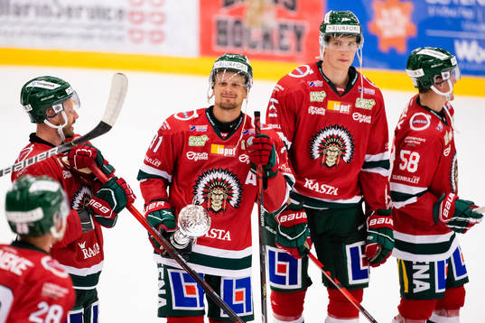 Frölundas Nicklas Lasu med pokalen