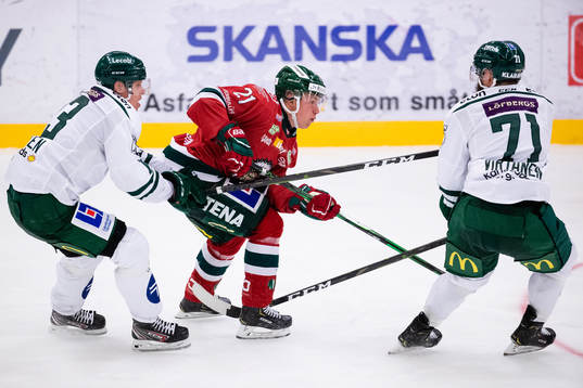 Frölundas Karl Henriksson mellan Färjestads Daniel