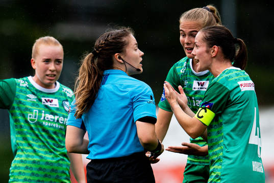 Marthine Østenstad and Tuva Hansen of Klepp argue with