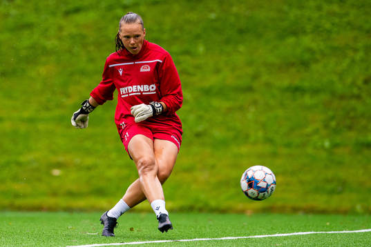 Goalkeeper Sandra Stavenes of Sandviken warms up