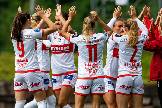 Synne Vatshelle Raa and the players of Sandviken