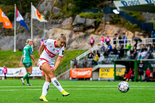 Vilde Veglo of Sandviken scores the 1-1 goal