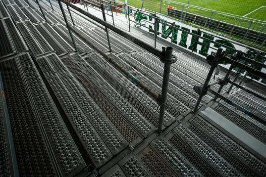 En tom supporterläktare