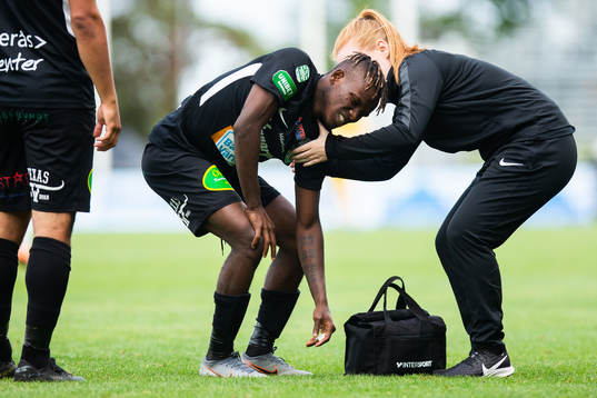 Västerås Moussa Corso Traore får hjälp av sjukvårdare