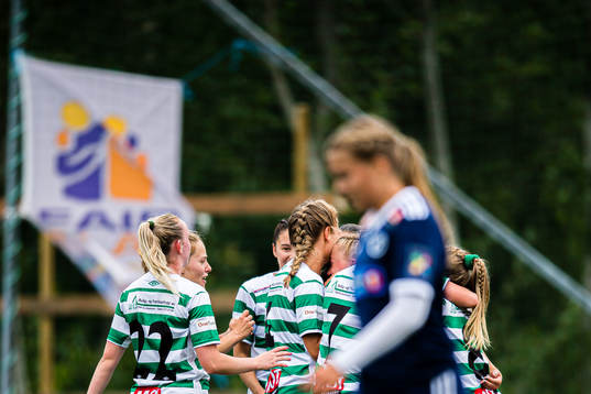 Players of KIL/Hemne celebrates