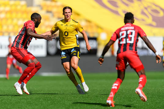 Elfsborgs Simon Olsson och Östersunds Ronald Mukiibi